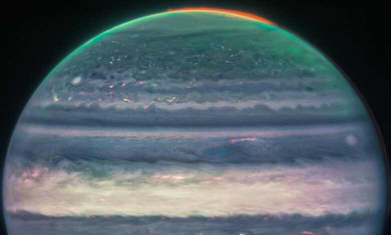 Imagem de Júpiter capturada pelo Telescópio James Webb a partir de três filtros