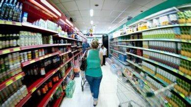 Sem dinheiro, brasileiros deixam produtos nos caixas dos supermercados