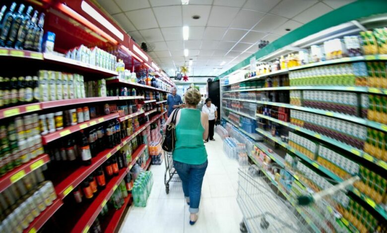 Sem dinheiro, brasileiros deixam produtos nos caixas dos supermercados