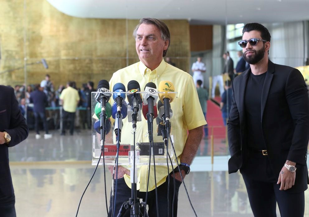 Bolsonaro impõe sigilo a cachê recebido por Gusttavo Lima