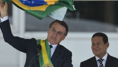 Bolsonaro irá aos EUA e não passará faixa para Lula