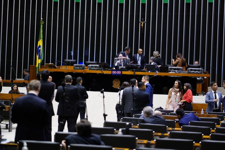 Câmara aprova reajuste de 37% para presidente, ministros e parlamentares