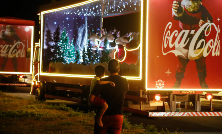 Caravana de Natal da Coca-Cola caminhões iluminados chegam ao RN