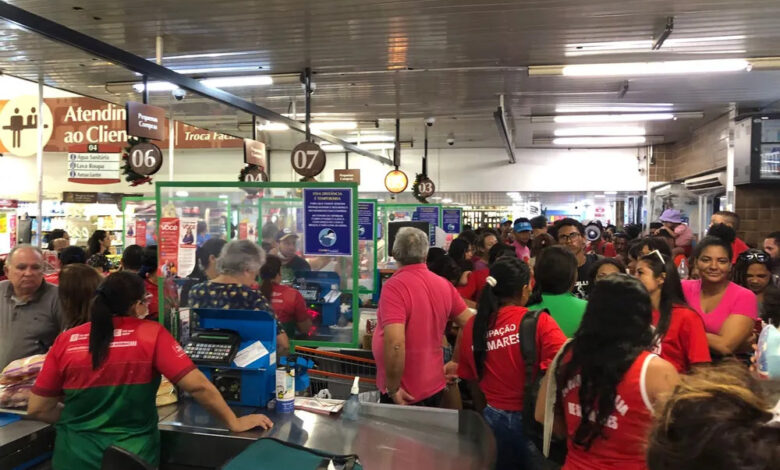Movimento social ocupa supermercado no Alecrim e exige doação de cestas básicas
