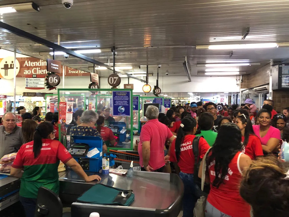 Movimento social ocupa supermercado no Alecrim e exige doação de cestas básicas