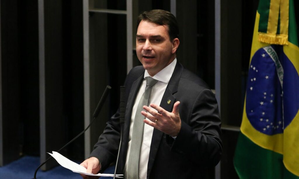 'Nunca foi cogitado', diz Flávio Bolsonaro sobre golpe militar