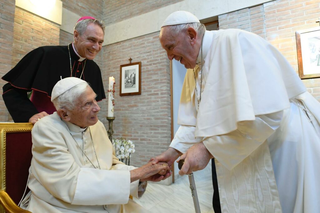 Papa pede orações por Bento XVI: 'Está muito doente'