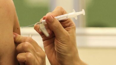 Primeiro lote de vacinas bivalentes contra covid-19 chega ao Brasil