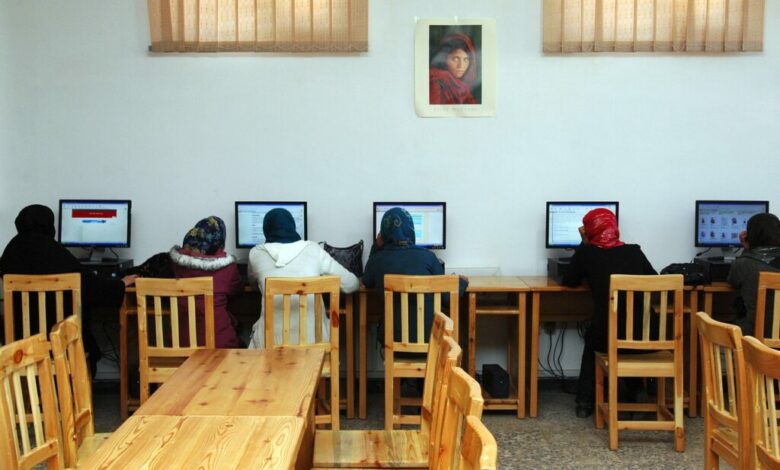 Talibã proíbe ensino universitário para mulheres no Afeganistão