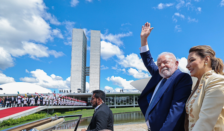 Lula reduz acesso a armas e prorroga isenção de combustíveis