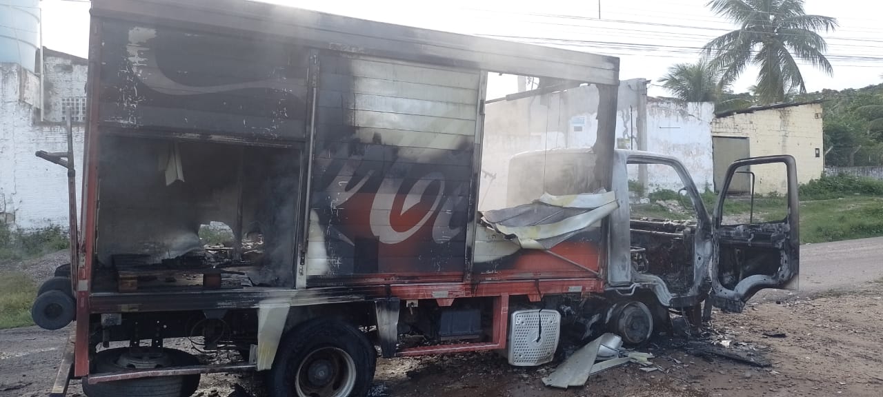 Criminosos ateiam fogo em caminhão da Coca-Cola em Macaíba