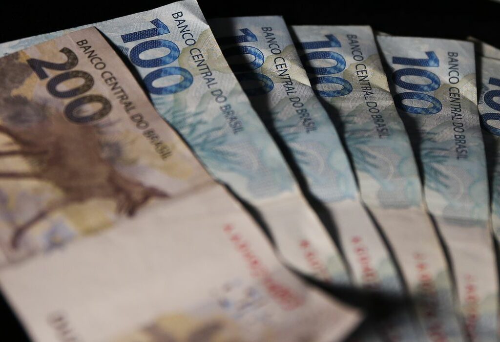 Sem aumento real: governo propõe salário mínimo de R$ 1.389 em 2024