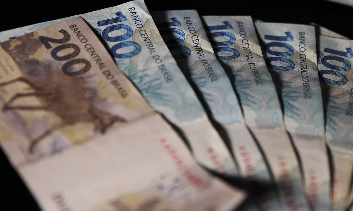 Sem aumento real: governo propõe salário mínimo de R$ 1.389 em 2024