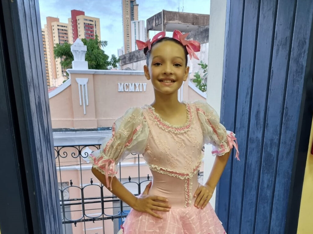 Bailarina potiguar de 11 anos busca apoio para concorrer a vaga no Teatro Bolshoi