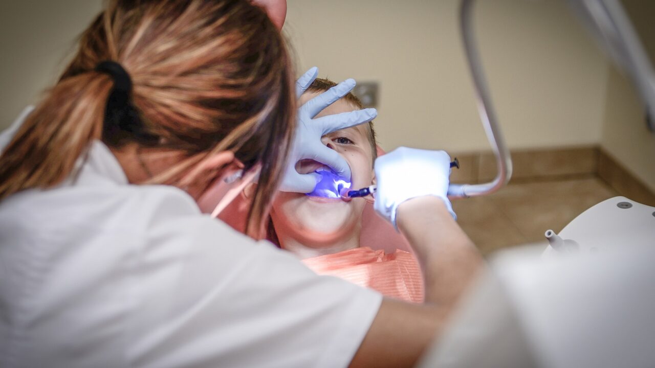 Objetivo é identificar possíveis problemas dentários e encaminhar os pacientes para o tratamento adequado a ser realizado pelo curso de Odontologia da Instituição (Foto: Michal Jarmoluk / Pixabay)
