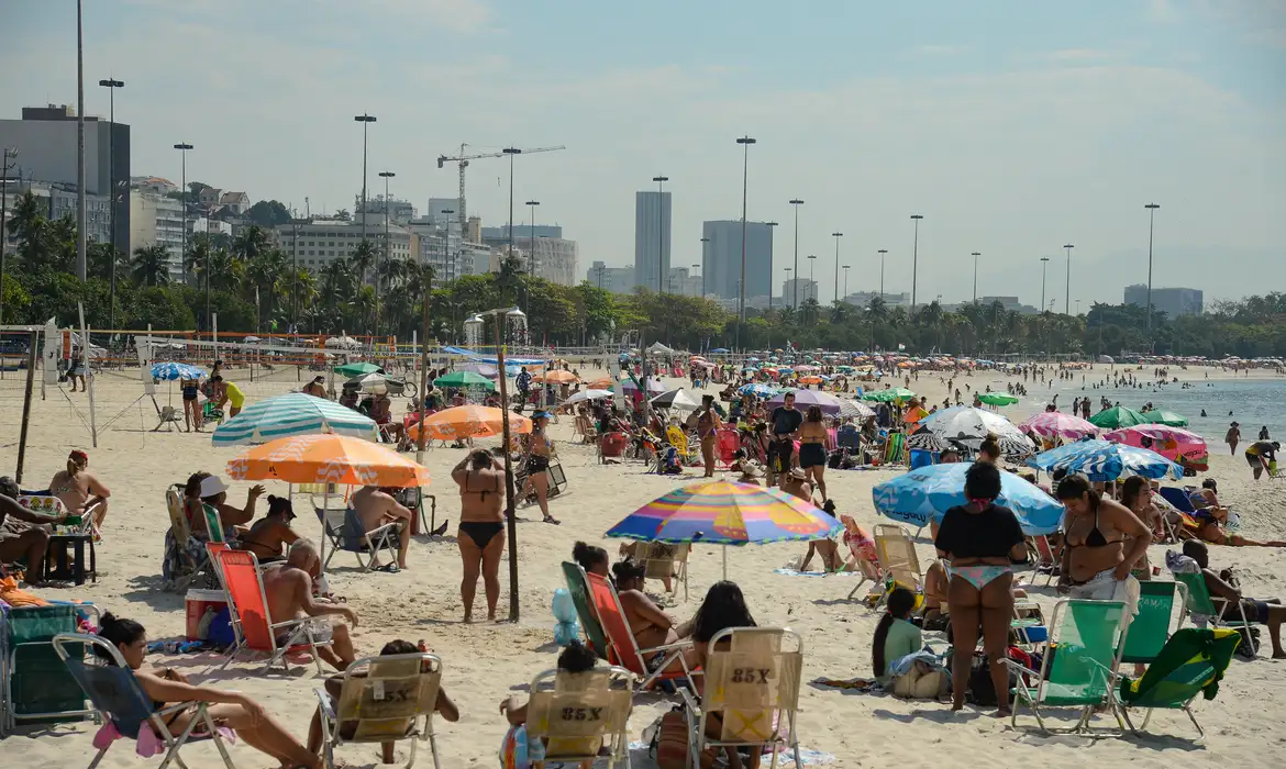 Felicidade da grande maioria dos brasileiros, o feriadão é muitas vezes sinônimo de praia. (Foto: Tomaz Silva / Agência Brasil)