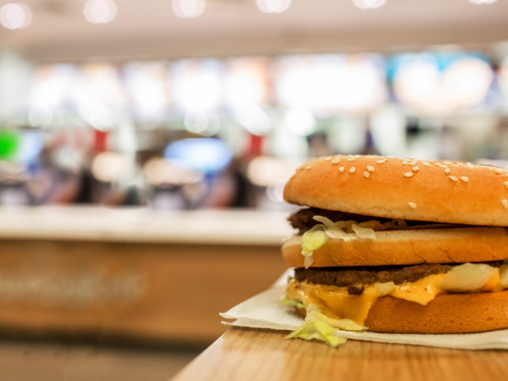 Rede de fast food é condenada por mandar empregado alterar validade de produtos vencidos