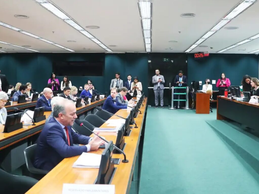 CCJ aprova PEC que propoe fim das decisoes monocraticas no STF