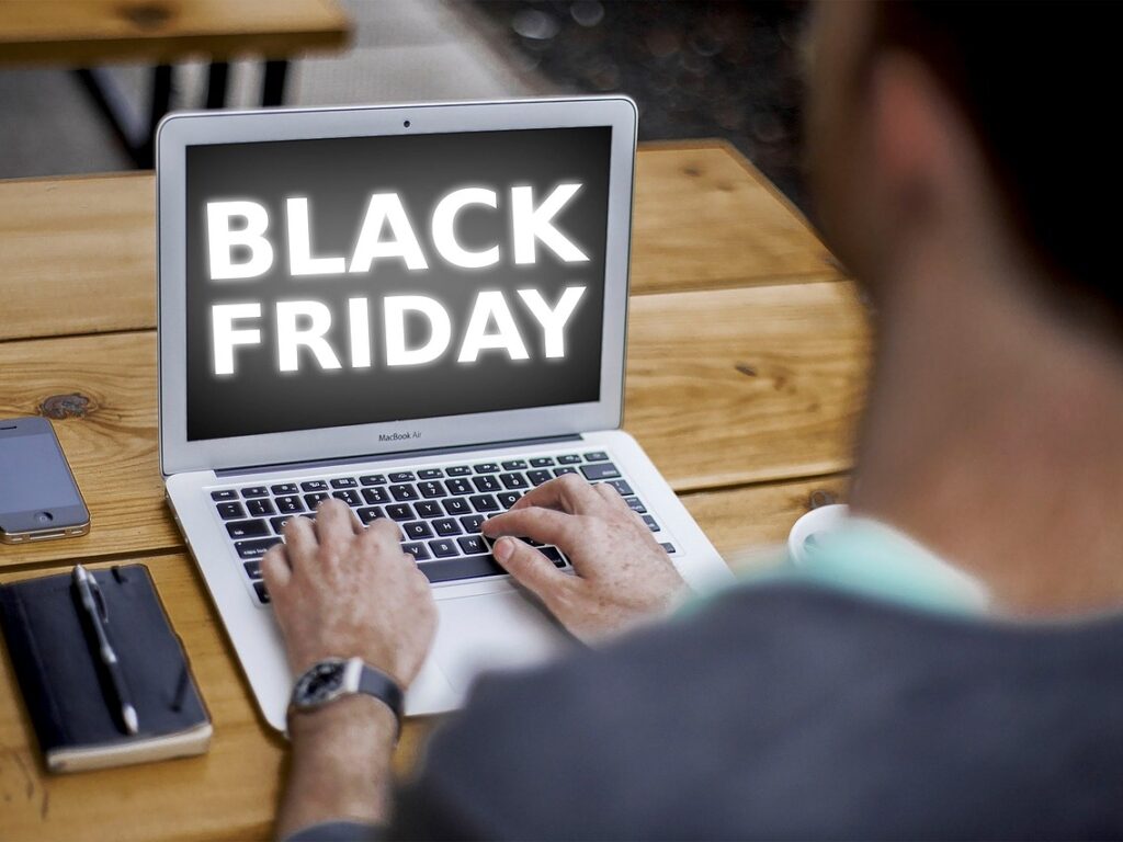 Pesquisa revela que 78% dos consumidores desconfiam das promoções da Black Friday