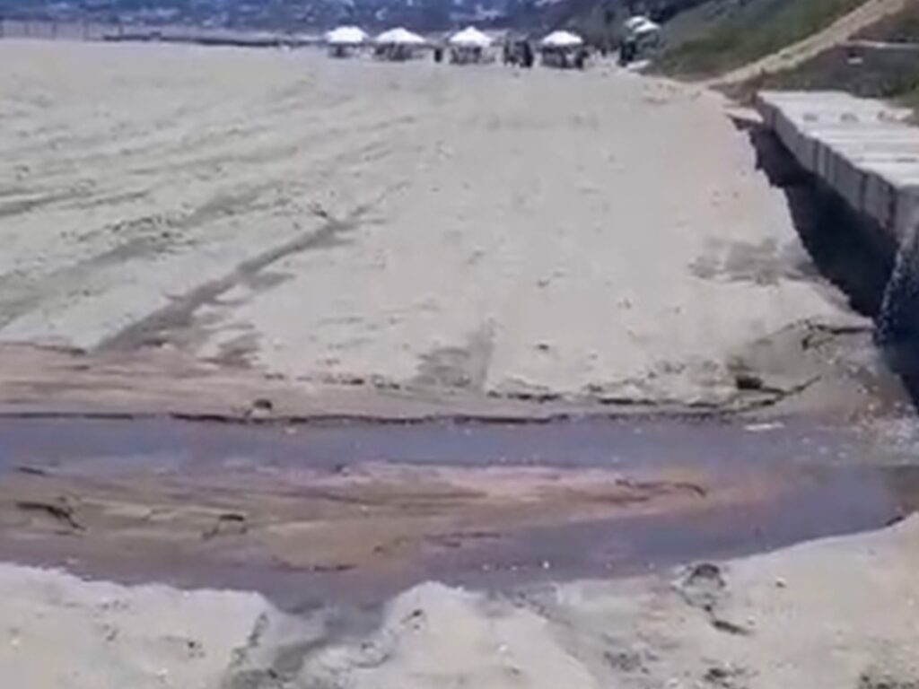 Semurb autua a Caern por lançamento de esgoto na praia de Ponta Negra