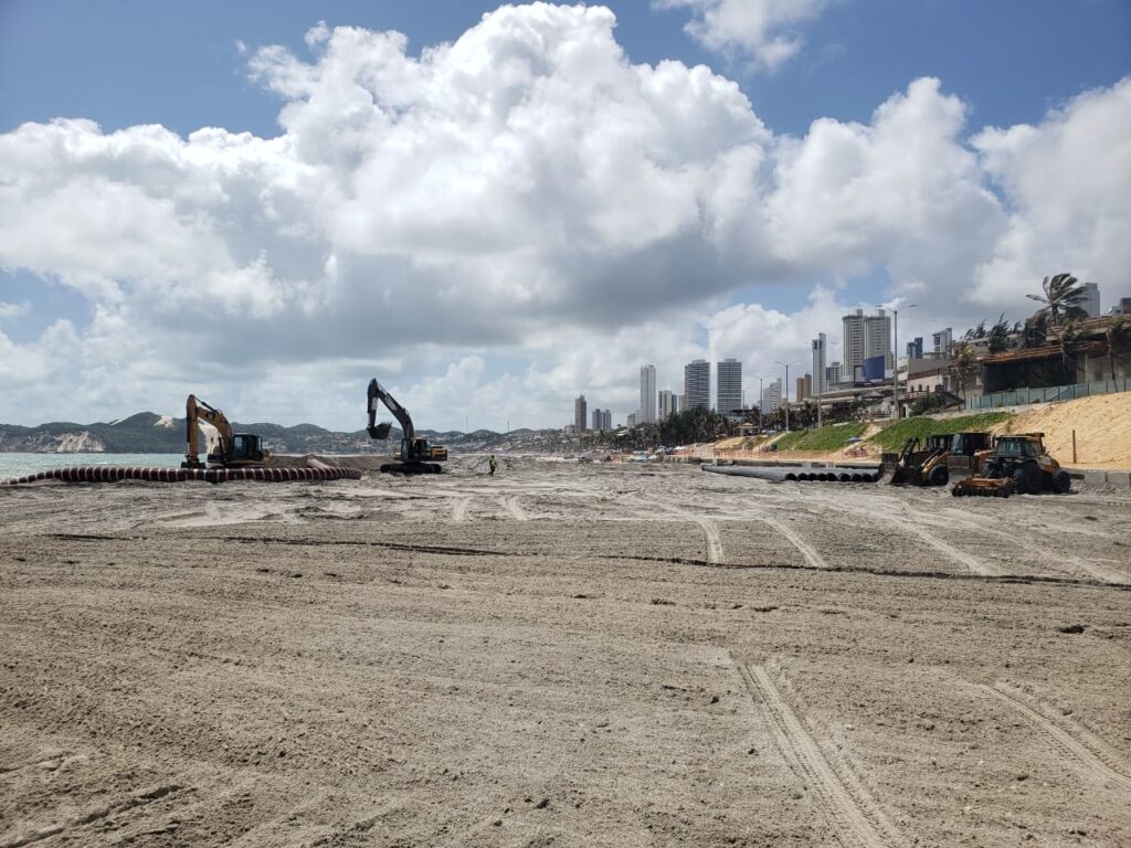 Engorda de Ponta Negra se aproxima dos 2 km e já inicia trabalhos no calçadão da praia