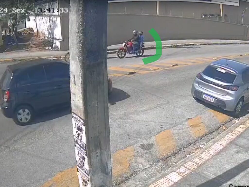 Homem furta motocicleta em Natal com criança na garupa; Polícia divulga imagens