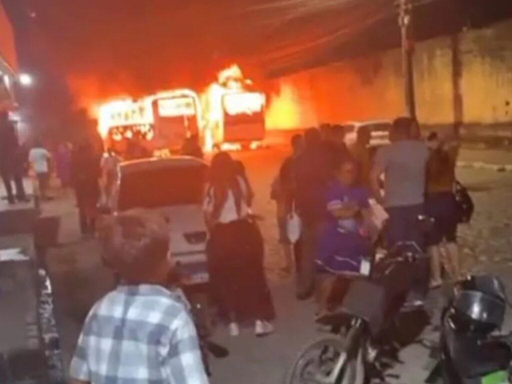 Ônibus são incendiados em Felipe Camarão após morte de jovem durante blitz da PM