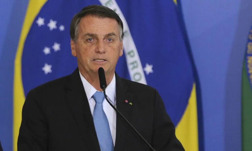 Bolsonaro recua e diz que nunca teve intenção de agredir poderes