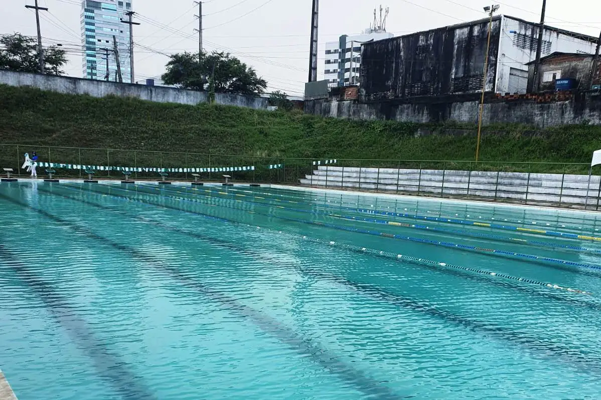 Aulas gratuitas de natação para alunos da rede pública do RN